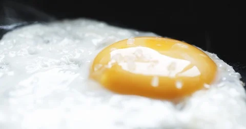 Egg on hot pan Stock-Footage 88006368