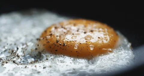 Egg on hot pan 動画素材 88007271