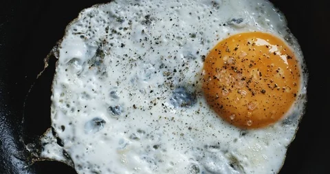 Egg on hot pan 스톡 동영상 88007778
