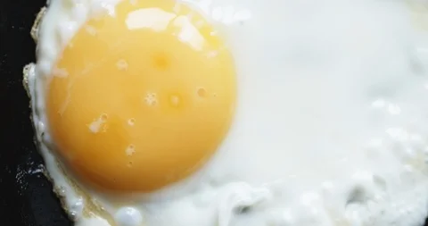 Egg on hot pan Stockbeeldmateriaal 88010552