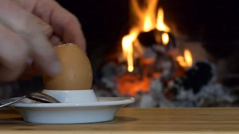 Egg. Men's hands clean the egg. Vídeos de archivo 123577047