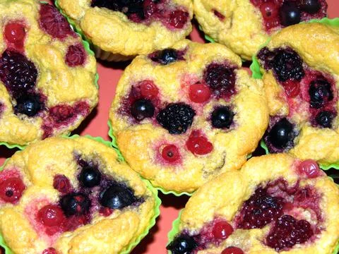 Egg muffins with berries - close up Stockfoto's