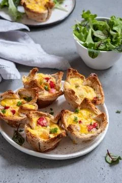 Egg muffins in a toast cup for breakfast Stock-Fotos