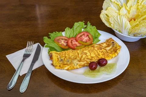 Egg omelet with salad top view composition Foto stock