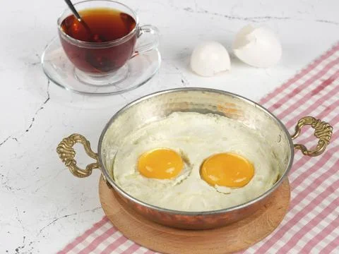 Egg in pan Stock-Fotos