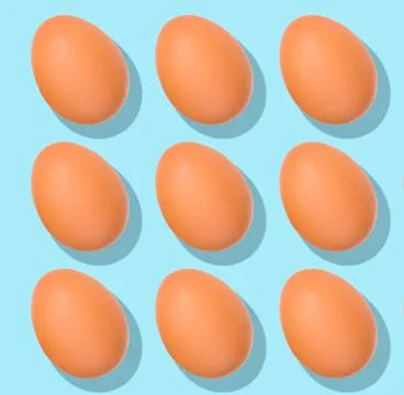 Egg pattern: raw chicken eggs on a purple background, one broken egg. Top vie Foto stock