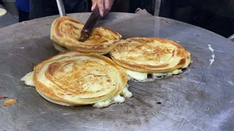 Egg roll making in street side in India. Calcutta-style egg roll is a 스톡 동영상 237735377