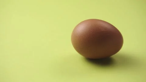 Egg rotates on green background. Fresh, organic and healthy chicken egg. Stockbeeldmateriaal 181169170