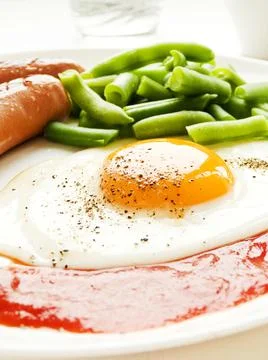 Egg sausages and green beans Stock-Fotos