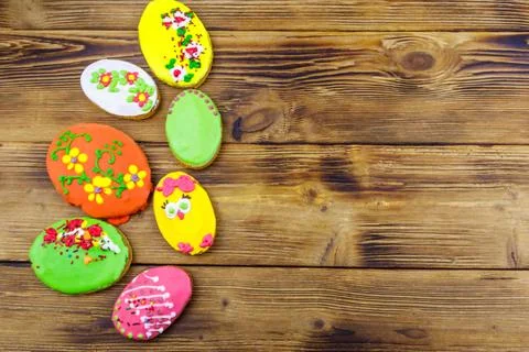 Egg shaped easter gingerbread cookies on wooden table. Top view, copy space Foto stock
