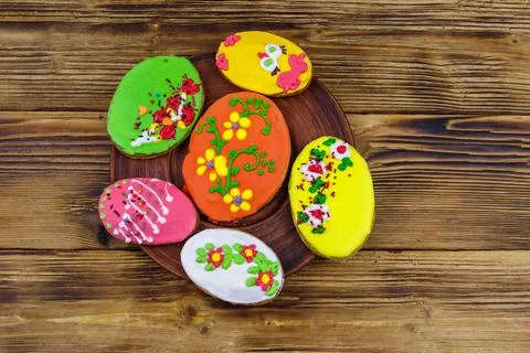 Egg shaped easter gingerbread cookies on wooden table. Top view Foto stock