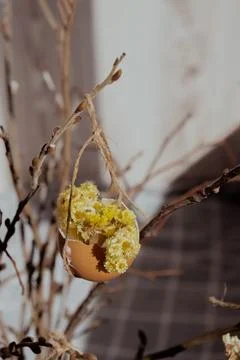 Egg shell handmade decoration for Easter holiday. Tutorial master class Foto stock