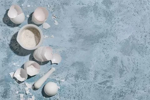 Egg shells and mortar on blue grunge background Foto stock