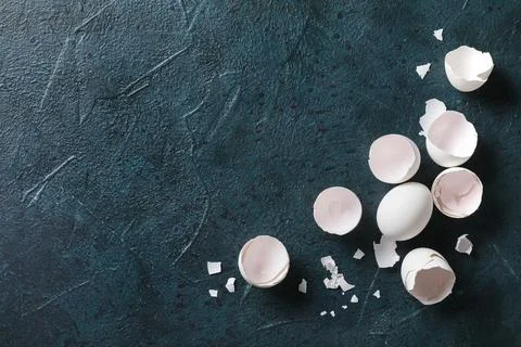 Egg shells on green grunge background Foto stock