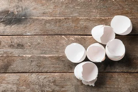 Egg shells on wooden background Foto stock