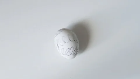 Egg spinning.Chicken egg spinning on white background top view. Egg spinning and Vidéo 107959835