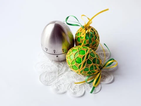 Egg timer and easter eggs 库存照片