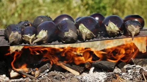 Eggplants baking on open fire Видео 82781162