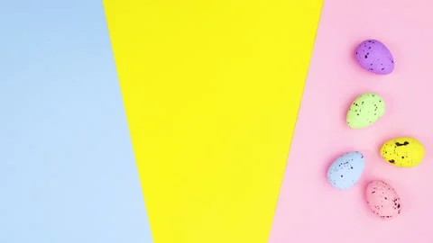 Eggs and eggs with legs appear on pastel theme and Happy Easter. Stop motion Stock Footage 149250537