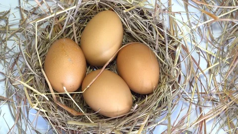 Eggs In A Basket On Table. Vidéo 91468071