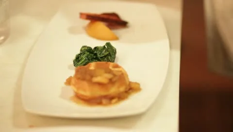 Eggs being served at a resort restaurant in Sonoma wine country 스톡 동영상 10915163