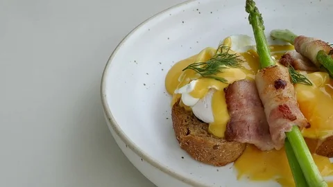 Eggs Benedict with Bacon Video stock 84035450