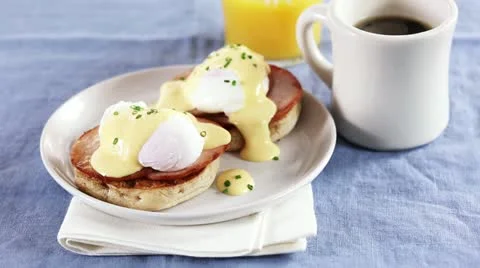 Eggs Benedict (an English muffin with ham, poached egg and Hollandaise sauce, 스톡 동영상 24671609