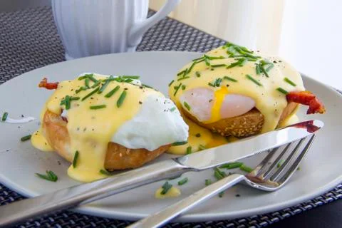 Eggs Benedict- toasted muffins, ham, poached eggs, delicious buttery hollandaise 스톡 사진