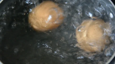 Eggs Boiling in Pan ending in a de-focus Stock Footage 111096587