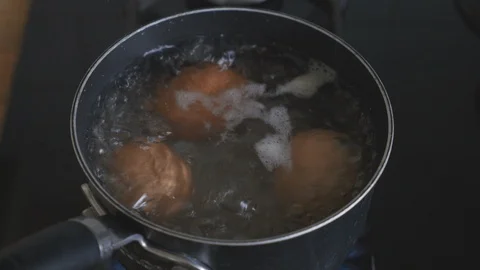 Eggs boiling in a saucepan 库存影片 105909483