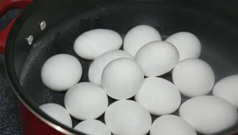 Eggs boiling in water Stock-Footage 11019622