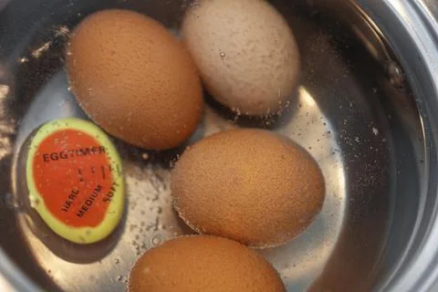 Eggs in boiling water 库存照片