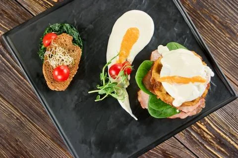 Eggs, bread and vegetables in different meals. Foto stock