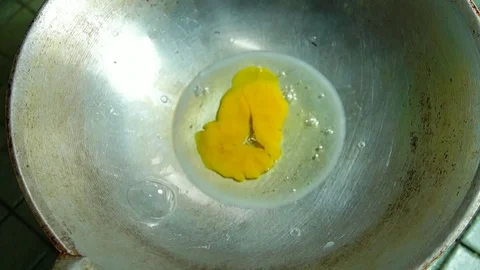 Eggs with broken egg yolks are cooked slowly 스톡 동영상 111564197