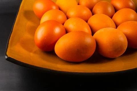 Eggs on brown dish Foto stock