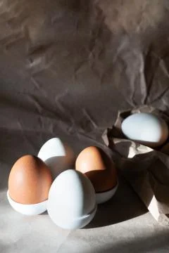 Eggs on crumpled paper. Stock-Fotos