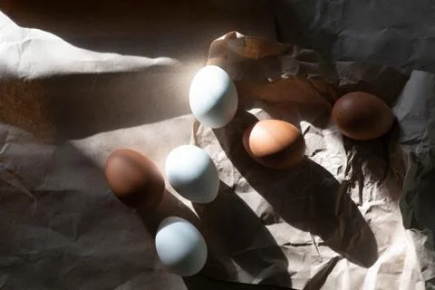 Eggs on crumpled paper. Foto stock