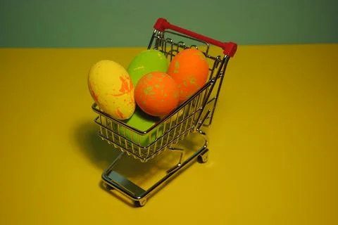 Eggs easter in the shopping cart Stockfoto's