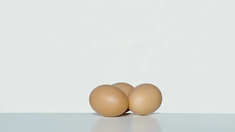 Eggs exploding, Ultra Slow Motion Stockbeeldmateriaal 86578784