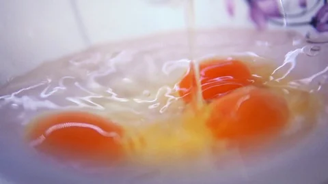 Eggs fall to the plate, slow Видео 86134326