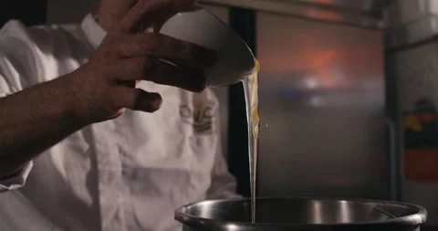 Eggs falling in a bowl Stock-Footage 171175156