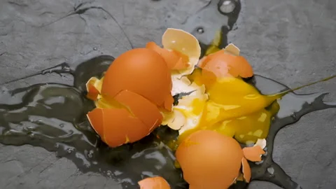 Eggs falling on the ground Stock-Footage 169959113