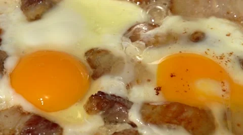 Eggs fried with bacon in a frying pan. Video stock 61197550