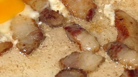 Eggs fried with bacon in a frying pan. Video stock 61197560