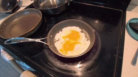 Eggs frying in a pan Видео 311206032