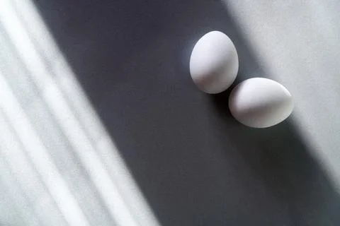 Eggs on a gray background, sun glare on the table. Foto stock