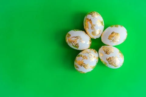 Eggs on a green background. horizontal image, top view 스톡 사진
