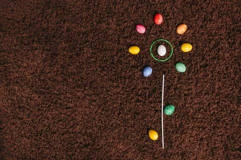 Eggs lying on the carpet. abstract flower.flat lay. easter aggs. Foto stock