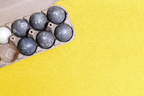 Eggs with marble stone effect painted with natural dye carcade flower on grey Stock Photos