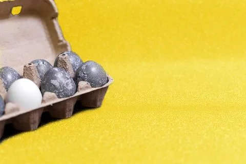 Eggs with marble stone effect painted with natural dye carcade flower on yell Stock Photos